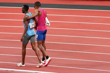 L&#039;Américain Isaiah Jewett et Nijel Amos du Botswana, ont chuté en demi-finale du 800 mètres. Ils ont terminé la course ensemble.
