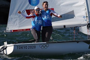 Camille Lecointre et Aloïse Retornaz ont remporté la médaille de bronze en dériveur double 470, mercredi lors de l'ultime épreuve de voile des Jeux olympiques de Tokyo.