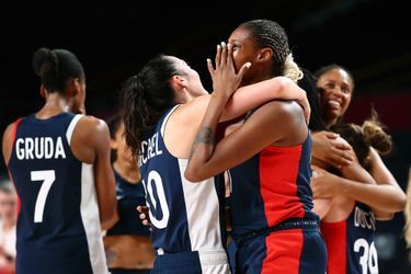 L'équipe de France féminine de basket-ball après sa victoire contre la Serbie aux Jeux Olympiques de Tokyo le 7 août 2021
