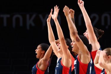 L'équipe de France féminine de basket-ball après sa victoire contre la Serbie aux Jeux Olympiques de Tokyo le 7 août 2021