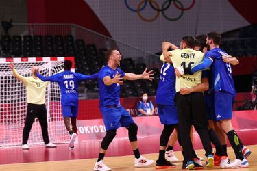 L'équipe de France masculine de handball après sa victoire en finale aux Jeux Olympiques à Tokyo le 7 août 2021