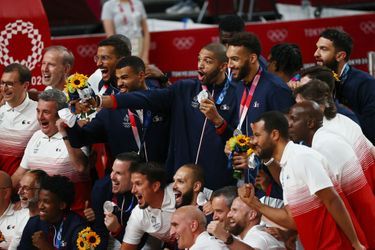 Les basketteurs français ont perdu en finale contre les redoutables Etats-Unis, mais ont célébré avec fierté leur médaille d'argent.