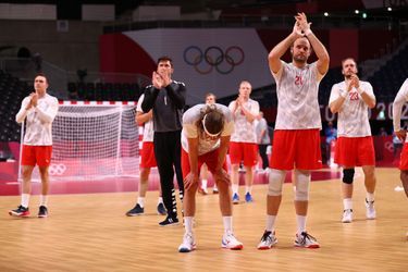 Les handballeurs danois applaudissent les Français après leur victoire en finale aux Jeux Olympiques à Tokyo le 7 août 2021