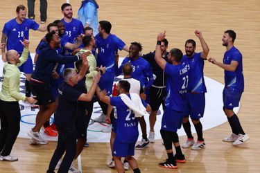 L'équipe de France masculine de handball après sa victoire en finale aux Jeux Olympiques à Tokyo le 7 août 2021