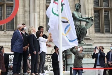 Paris 2024, c&#039;est déjà demain. Le drapeau olympique flotte déjà à l&#039;Hôtel de Ville alors que les derniers champions olympiques ont été honorés lundi. 