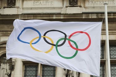 Paris 2024, c&#039;est déjà demain. Le drapeau olympique flotte déjà à l&#039;Hôtel de Ville alors que les derniers champions olympiques ont été honorés lundi. 