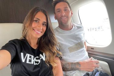 Lionel Messi et son épouse Antonela Roccuzzo dans l&#039;avion pour Paris.