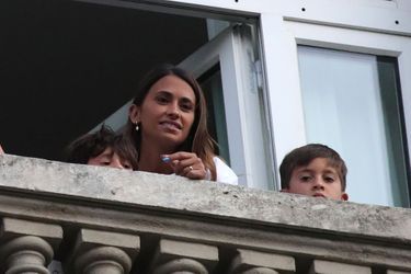 Antonela Roccuzzo et un des enfants du couple au balcon du Royal Monceau.