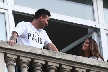 Lionel Messi et Antonela Roccuzzo au balcon du Royal Monceau.
