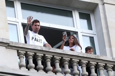 La famille Messi au balcon du Royal Monceau lundi.