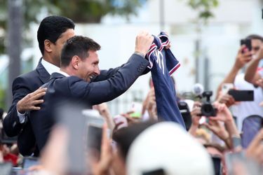 Lionel Messi devant les supporters du PSG massés devant le Parc des princes.