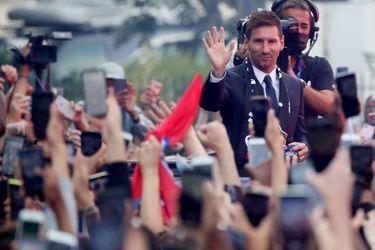 Lionel Messi devant les supporters du PSG massés devant le Parc des princes.