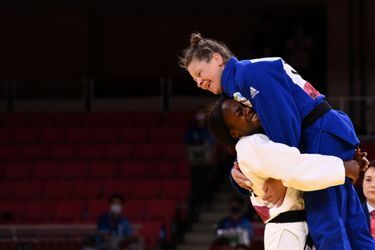 Clarisse Agbégnénou a salué son adversaire slovène Tina Trstenjak, la prenant dans ses bras juste après sa médaille d’or en judo.