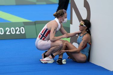 La Belge Claire Michel est réconfortée par la Norvégienne Lotte Miller après sa blessure en triathlon individuel.