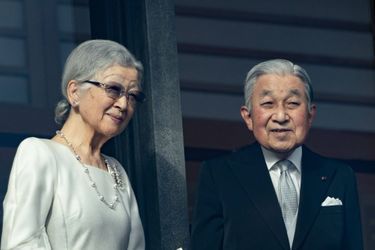 L’ex-empereur Akihito du Japon avec sa femme l’ex-impératrice Michiko au balcon du Palais impérial à Tokyo, le 2 janvier 2020