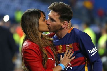 Antonela Roccuzzo et Lionel Messi après la victoire de Barcelone contre Séville lors de la Coupe d'Espagne de football en mai 2016
