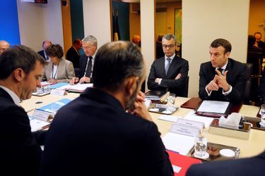Le ministre de la Santé Olivier Véran face à Emmanuel Macron, lors du Conseil de Défense, samedi 29 février 2020. 