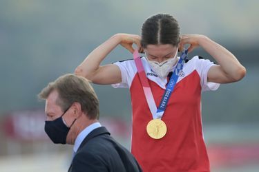 Le grand-duc Henri de Luxembourg remet les médailles pour la course de cyclisme sur route féminin, le 25 juillet 2021 aux JO 2020 de Tokyo