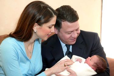 Le prince Hashem avec ses parents la reine Rania et le roi Abdallah II de Jordanie, le 30 janvier 2005, jour de sa naissance 