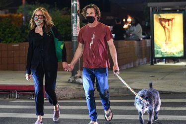 Julia Roberts et Danny Moder se promènent avec leur chien à New York le 29 juillet 2021