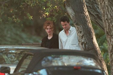 Julia Roberts et Matthew Perry (ici dans les rues de Los Angeles en février 1996) ont eu une (très) courte idylle de quelques semaines entre fin 1995 et 1996.