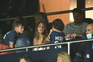Lionel Messi avec son épouse Antonela et leurs enfants dans les tribunes du Parc des Princes le 14 août 2021