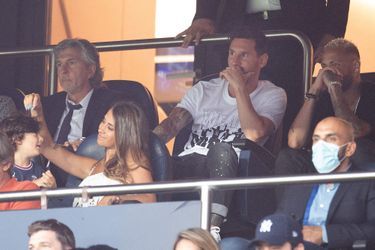 Lionel Messi avec son père Jorge (à sa droite), son épouse Antonela et Neymar dans les tribunes du Parc des Princes le 14 août 2021 