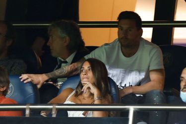 Lionel Messi avec son père Jorge (à sa droite) et son épouse Antonela dans les tribunes du Parc des Princes le 14 août 2021 