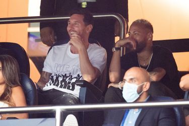 Lionel Messi avec son père Jorge (à sa droite), son épouse Antonela et Neymar dans les tribunes du Parc des Princes le 14 août 2021 