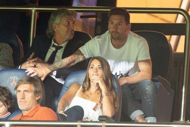 Lionel Messi avec son père Jorge (à sa droite) et son épouse Antonela dans les tribunes du Parc des Princes le 14 août 2021 