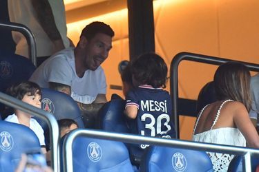 Lionel Messi avec son épouse Antonela et leurs enfants dans les tribunes du Parc des Princes le 14 août 2021