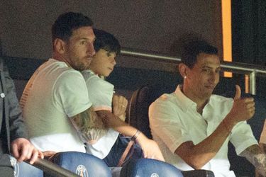 Lionel Messi avec son fils et Angel Di Maria dans les tribunes du Parc des Princes le 14 août 2021