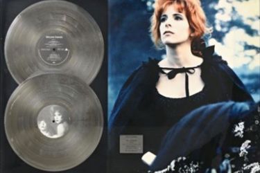 Parmi les nombreux disques d'or et de platine vendus, ceux de Mylène Farmer devraient faire monter les enchères.