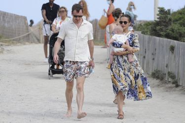 Michael Fassbender et Alicia Vikander avec leur bébé à Ibiza le 24 août 2021