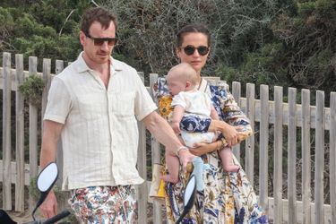 Michael Fassbender et Alicia Vikander avec leur bébé à Ibiza le 24 août 2021