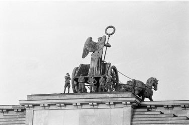 La construction du mur de Berlin, 13 août 1961.
