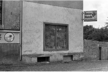 « Dans le faubourg de Weeding, face au secteur français, le bâtiment administratif, la banque, le chenil et l'église sont en prison. » - Paris Match n°647, 1er septembre 1961
