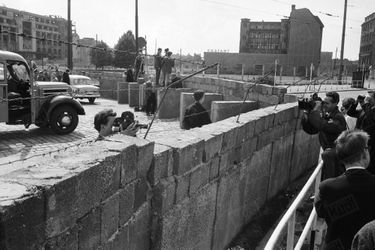 La construction du mur de Berlin, 13 août 1961.
