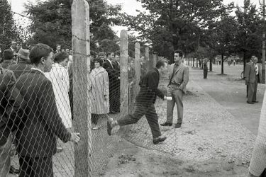 « Jeunes et vieux passent à l'Ouest interrompant soudain leur promenade dominicale. Ce jour-là, près de la porte de Brandebourg, 150 personnes se sont échappées, laissant tout derrière elles. » - Paris Match n°646, 26 août 1961