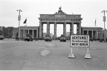 « Les blindés de l'Est viennent de verrouiller la porte de Brandebourg qui sépare les deux mondes. » - Paris Match n°646, 26 août 1961