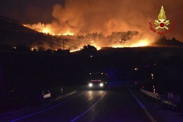 Les pompiers luttent contre les incendies, à Petralia Soprana, en Sicile