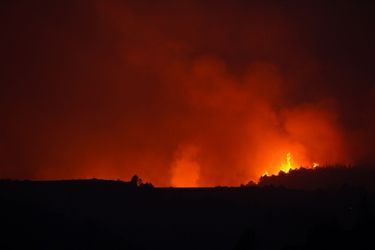 Le feu embrase le ciel à Giarratana, en Sicile