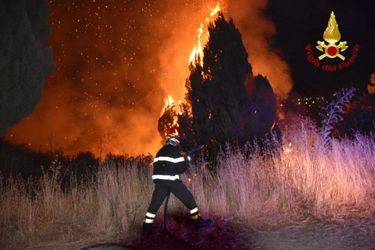 Les pompiers luttent contre les incendies, à Petralia Soprana, en Sicile