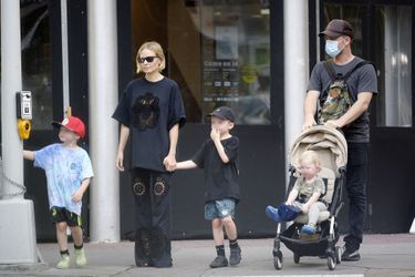 Sam Worthington avec son épouse Lara et leurs trois fils à New York le 13 août 2021