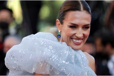 Nieves Alvarez lors de la montée des marches du film « Aline » au Festival de Cannes, ce mardi 13 juillet 2021.