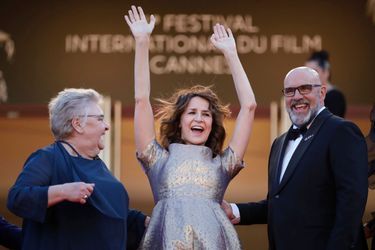 Valerie Lemercier, Sylvain Marcel et Danielle Fichaud lors de la montée des marches du film « Aline » au Festival de Cannes, ce mardi 13 juillet 2021.