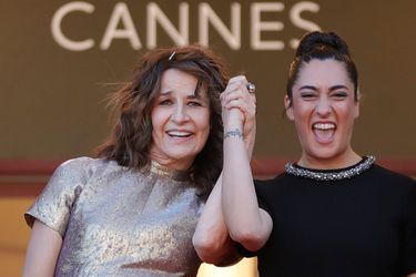 Valerie Lemercier et Victoria Sio lors de la montée des marches du film « Aline » au Festival de Cannes, ce mardi 13 juillet 2021.