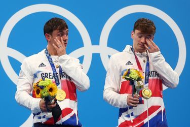 Le Britannique Tom Daley a enfin obtenu l'or tant rêvé. Après des échecs à Londres et Rio, le plongeur est monté sur la plus haute marche du podium en plongeon synchronisé aux côtés de Matty Lee. Il n'a pas pu retenir ses larmes après ce titre tant convoité. 