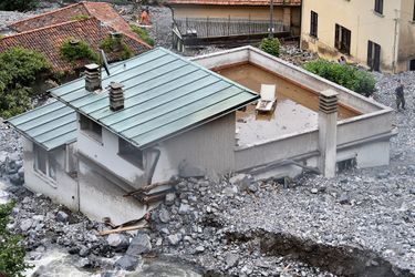 De fortes pluies ont provoqué des inondations et des glissements de terrain en Italie près du lac de Côme le 27 juillet 2021