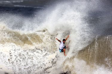 Le surf a fait ses grands débuts au JO de Tokyo. Ici, en photo, le Brésilien Italo Ferreira est devenu le premier champion olympique de l'histoire. Il disputera son titre, dans 3 ans, au Jeux de Paris 2024, dont l'épreuve se déroulera sur la célèbre vague de Teahupoo, à Tahiti.
